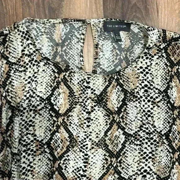 The Limited snake print a symmetrical Women’s Large blouse long sleeve top - Picture 2 of 12